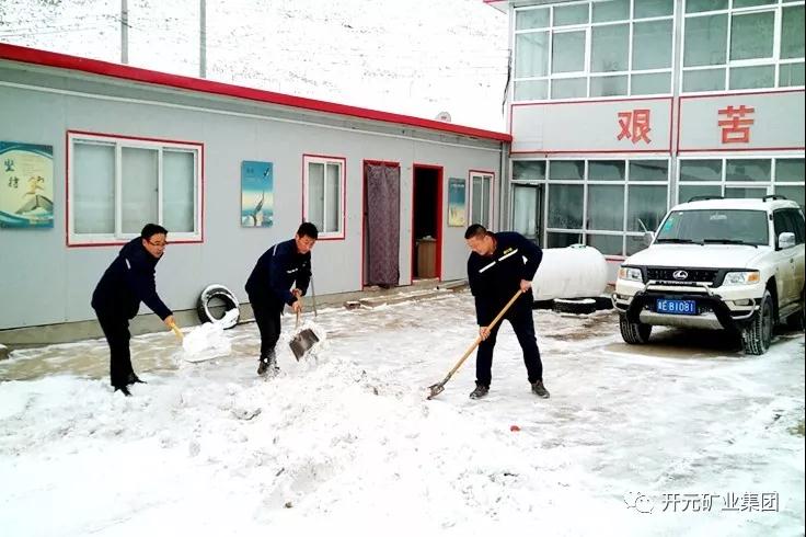 人間四月芳菲盡，山中春雪還復來